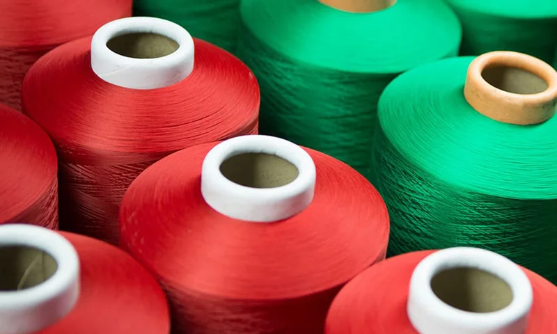 Giá sợi polyester bị ảnh hưởng bởi nhiều yếu tố, trong đó một yếu tố quan trọng là cấp độ của sợi.